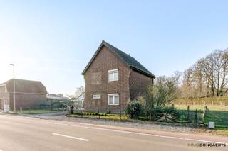 Te renoveren woning op 10a79ca langs de Muisvenstraat in Gruitrode. <br /><br />De woning is momenteel verhuurd en als volgt ingedeeld: <br />- Voorraadkelder <br />- Gelijkvloers met inkomhal, eetkamer, woonkamer, keuken, badkamer en veranda<br />- Verdieping met nachthal, twee slaapkamers en toilet/verwarmingsruimte<br />- Zolder<br /><br />Het perceel is zuid georiënteerd en beschikt over een straatbreedte van ongeveer 30 meter.