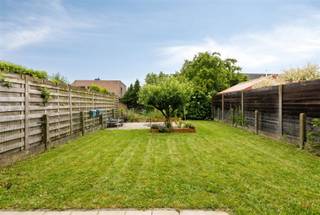 <p><span>Ruime bel-etage met tuin in Deinze<br /><br /></span></p><p><span>Vlak bij het centrum van Deinze vind je deze ruime bel-etagewoning op een perceel van 230 m².</span><span> <br /><br /></span></p><p><span>Met een </span><span>bewoonbare oppervlakte van 146 m²</span><span> biedt deze woning veel ruimte en mogelijkheden. <br />De gelijkvloerse verdieping is momenteel ingericht als extra ontspanningsruimte, maar kan ook dienst doen als praktijk- of bureauruimte.</span></p><p><span> </span></p><p><span>De woning beschikt over een recente condenserende gasketel (2025) en hoofdzakelijk hoogrendementsglas (2024).<br /><br /></span></p><p><span>Indeling:</span></p><ul><li><span>Gelijkvloers: inkomhal, bergplaats, wasplaats/berging, garage met automatische poort</span></li><li><span>1e verdieping: hal met ingebouwde kasten, lichtrijke woonkamer, keuken, badkamer (douche, lavabo), apart toilet, 3 slaapkamers </span></li><li><span>Buiten: oprit, tuin en terras met zicht op groen</span></li></ul><p><span> </span></p><p><span>Informatie:</span></p><ul><li><span>EPC label C | 261 kWh/m² jaar</span></li><li><span>Stedenbouwkundige inlichtingen: Vg - Wg - Gmo - Gvkr - Vv</span></li><li><span>Watertoets: perceelscore A | gebouwscore A</span></li><li><span>Elektriciteit: conform</span></li><li><span>De woning wordt momenteel verhuurd aan 899 euro per maand</span></li><li><span>De genoemde oppervlakte is de bruto-oppervlakte zoals vermeld in het EPC-attest</span></li></ul><p><span> </span></p><p><span> </span></p><p><span>Interesse?</span><span> Contacteer Ellen op 0474 86 04 52 of via ellen@heritagevastgoed.be</span></p><p><span> </span></p><p><span> </span></p>