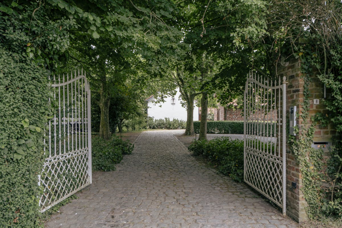 Exclusive country house on +/- 8000 m²: the perfect synthesis of peace, space and accessibility - photo 2