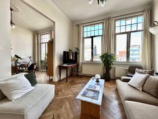 Prachtig 2 slpk app centraal gelegen nabij het Centraal station, gelegen op de derde verdieping. <br /><br />Het appartement is voorzien van een ruime inkomhal, gezellige, grote, lichtrijke leefruimte, geïnstalleerde keuken. Er zijn 2 slaapkamers waarvan één ruime slaapkamer met aansluitend een badkamer. <br /><br />Apart toilet en berging met aansluiting voor wasmachine.<br /><br />Je kan je ontspannen op het gemeenschappelijk dakterras, gelegen op de 6de verdieping, waar je ook kan genieten van de fitnessruimte met sauna en uiteraard een fenomenaal zicht op de stad.<br /><br />Huurprijs €1.250,-/maand + gemeenschappelijke provisiekosten €175,-/maand.<br />Nutsvoorzieningen individueel. <br />Beschikbaar vanaf 1/09/2026<br /><br />Wenst u een bezoek of meer informatie?<br />U kan ons bereiken op 03 203 02 02 of immo@sidimex.be
