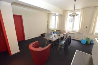 Oostende-Centrum, appartement gelegen op de vierde verdieping met topligging op slechts 50m van zee/strand. Het appartement is VERHUURD.<br /><br />Indeling:<br /><br />woonkamer, keuken, 1 slaapkamer, berging, badkamer met toilet en wastafel.<br /><br />- PVC ramen met dubbele beglazing<br />- Elektriciteit conform<br />- Geen lift<br />- Elektrische verwarming