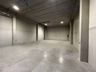<p><strong>KMO-unit te huur – Parc des Artisans, Ghislenghien</strong></p>
<p>Deze KMO-unit is ideaal gelegen in het Parc des Artisans in Ghislenghien, met vrij zicht op de A8. De unit biedt 184 m² opslagruimte en 2 parkeerplaatsen. Dankzij de veelzijdige indeling is ze geschikt voor gebruik als opslagruimte en/of atelier.</p>
<p>Het gebouw is opgetrokken uit een betonstructuur met geprefabriceerde betonpanelen, waarbij de voorgevel is afgewerkt met betonpanelen met silexafwerking. De unit onderscheidt zich door een gewelfd betonnen plafond met een vrije hoogte van 6 meter, een sectionaalpoort aangevuld met een zijdelingse toegangsdeur, een gepolierde betonvloer en twee grote raampartijen die voor voldoende natuurlijk licht zorgen.</p>
<p>Huurprijs exclusief btw, onroerende voorheffing, gemeenschappelijke kosten en privékosten.</p>
<p>Onmiddellijk beschikbaar.</p>
<p>Structura.biz staat tot uw beschikking voor een bezoek of bijkomende informatie</p>