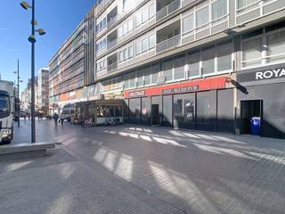 Indeling:Het commerciële gedeelte is ruim en functioneel. Het omvat een lichte verbruikszaal (60 m²), een professionele keuken (10 m²) en...