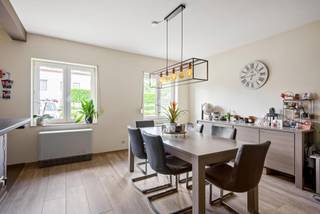 Instapklaar gelijkvloersappartement van ca. 78m² met 2 slaapkamers, zonnige zuid-tuin, garage en gemeenschappelijke fietsenberging. Zeer...