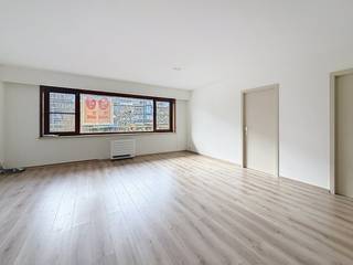 Het gelijkvloers appartement dat we hier te huur aanbieden in Merksem werd reeds deels vernieuwd.De indeling van het appartement hier is als...