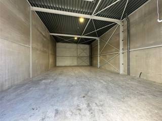 <h3><span>Nieuwbouw magazijn te huur 190 m² te Sint-Gillis-bij-Dendermonde (Unit 5)</span></h3><p><span>In een recent ontwikkeld en verzorgd magazijnenpark bieden wij deze nieuwbouw magazijnunit van </span><span>190 m² </span><span>te huur aan, gelegen te Sint-Gillis-bij-Dendermonde. Dankzij de functionele indeling en uitstekende bereikbaarheid is deze unit ideaal voor opslag, ambachtelijke activiteiten of andere kleinschalige bedrijfsactiviteiten.</span></p><p><span>De unit heeft afmetingen van </span><span>ca. 9,80 meter breedte en 18,57 meter diepte </span><span>en beschikt over een vrije hoogte van ongeveer </span><span>7 meter</span><span>. Het magazijn is afgewerkt met een duurzame betonvloer en biedt tal van mogelijkheden als stockage- of werkruimte.</span></p><p><span>De toegang verloopt via een elektrische sectionaalpoort van </span><span>ca. 4,5 meter hoog en 5,75 meter breed</span><span>, waardoor ook bestelwagens en vrachtwagens vlot toegang hebben.</span></p><p><span>Verder beschikt het magazijn over:</span></p><ul><li><span>3-fasen elektriciteit (krachtstroom);</span></li><li><span>branddetectie;</span></li><li><span>alarmvoorziening ;</span></li><li><span>fiber aansluiting.</span></li></ul><p><span>De site is vlot bereikbaar voor vrachtverkeer en bij de unit hoort één privatieve parkeerplaats.</span></p><p><span>Indien gewenst kunnen een bureauruimte en/of toilet voorzien worden op eigen kosten, aangezien de nodige aansluitingen reeds aanwezig zijn.</span></p><p><span>De gemeenschappelijke kosten bedragen </span><span>150 euro per maand forfait</span><span> - De vermelde huurprijs is exclusief btw en onroerende voorheffing.</span></p><p><span>Interesse? Contacteer ons vrijblijvend voor meer informatie of een bezoek via 052/55.55.55 of info@immotwins.be.</span></p>