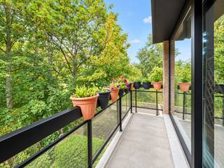 <p><span>Dit </span><strong><span>2-slaapkamerappartement op de eerste verdieping</span></strong><span> van Residentie Het Park combineert een praktische indeling met een bijzonder rustige ligging aan de achterzijde van het gebouw.</span></p>
<p><span>Het appartement heeft een oppervlakte van circa </span><strong><span>86 m²</span></strong><span> en beschikt over een ruime leefruimte met toegang tot het </span><strong><span>zuidgerichte terras</span></strong><span>, een aparte keuken, twee slaapkamers en een badkamer met ligbad. Vanuit de leefruimte en het terras geniet je van een mooi en groen uitzicht over de kruinen van de omliggende bomen.</span></p>
<p><span>De afwerking is klassiek en biedt ruimte om verder te moderniseren naar eigen smaak. Dankzij de zuidelijke oriëntatie, het terras en de rustige ligging is dit appartement geschikt voor zowel eigen bewoning, tweede verblijf als investering.</span></p>
<p><span>Residentie Het Park beschikt over een lift en ligt vlak bij het park, op korte afstand van centrum, winkels, horeca, strand en duinen. Garage of parkeerplaats optioneel bij aan te kopen.</span></p>
<p><strong><span>Troeven</span></strong></p>
<ul>
<li><span>Circa 86 m² woonoppervlakte</span></li>
<li><span>Eerste verdieping met lift</span></li>
<li><span>2 slaapkamers</span></li>
<li><span>Zuidgericht terras</span></li>
<li><span>Groen uitzicht over de boomkruinen</span></li>
<li><span>Rustige ligging aan de achterzijde</span></li>
</ul>
<p>Neem gerust contact op voor meer informatie of een bezoek.</p>
<p><strong>Verborgh Real Estate</strong> — +32 470 54 82 28<br /><strong>Covico</strong> — +32 494 87 22 32</p>