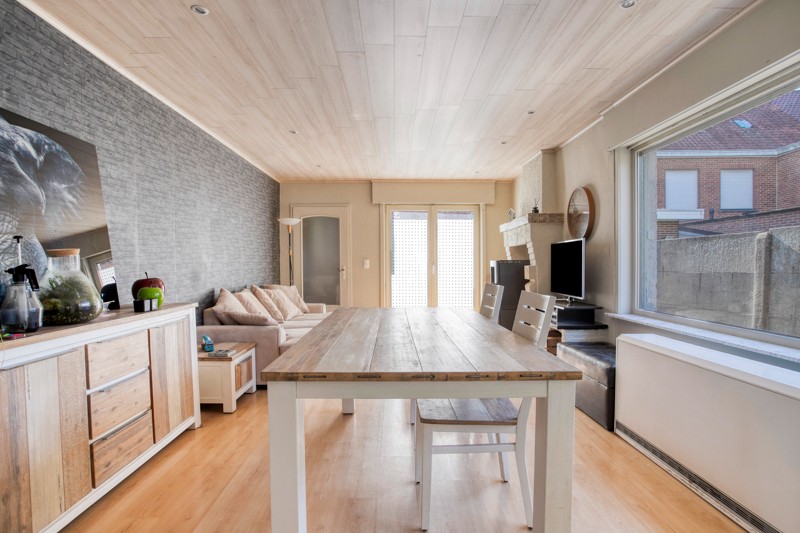 Gezellige woning met binnenkoer TE KOOP in het hart van Sint-Eloois-Vijve! - foto 2