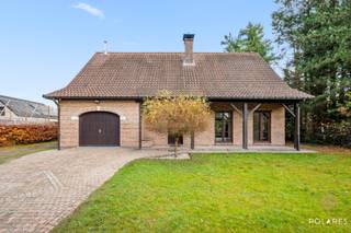 In a green environment in Tremelo, you can find this cozy family home.Upon entering, you will find yourself in the entrance hall, equipped with a...