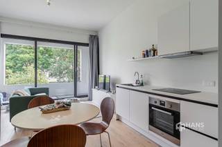 <p><span>Gerenoveerde studio (43 m²) met terras (4 m²) in Antwerpen (2060).</span></p><p><span> </span></p><p><span>Op deze opkomende locatie op een boogscheut van Park Spoor Noord en de Slachthuissite geniet je van de nabijheid van de stad, maar bereik je tegelijk de snelweg en de stadsrand in slechts enkele minuten. Verplaats je je met bus, tram of trein? Je hebt hier tal van openbare vervoersmogelijkheden op wandel- en fietsafstand en ook aan velo-stations is er geen gebrek in de nabije omgeving.</span></p><p><span> </span></p><p><span>De studio bevindt zich op de eerste verdieping van een kleinschalig gebouw, dat in 2024 volledig gerenoveerd is. Het dak is vernieuwd, de elektriciteit is conform en de ramen beschikken over dubbele PVC-beglazing. Alle vernieuwingen resulteren in een uiterst gunstige EPC-score A. Momenteel is de studio verhuurd aan €780/maand. </span></p><p><span> </span></p><p><span>Ondanks de oppervlakte van 43 m² voelt de studio erg ruim aan en dit mede dankzij de grote raampartij en het open zicht. De leefruimte heeft een totale oppervlakte van 36 m² en de open keuken is uitgerust met alle hedendaags comfort: kookvuur, dampkap, spoelbak, ingebouwde vaatwasser, oven, frigo en vriezer. De studio is gelegen aan de achterzijde van het gebouw, waardoor je hier kan genieten van rust en een open zicht op het noord-georiënteerde terras (4 m²). Verder zijn er nog een aparte wc en badkamer (6 m²) met douche, lavabomeubel en handdoekdroger aanwezig. Ook heb je ruimte om een wasmachine te plaatsen. </span></p><p><span> </span></p><p><span>Ben je op zoek naar een interessante investering of een ideaal startersappartement? Mis deze kans niet! Bewoonbare opp. 43 m² ref.: bruto vloeropp. Voor meer info of een gratis schatting surf naar www.hansimmo.be</span></p><p><span> </span></p><p><span>—————</span></p><p><span> </span></p>