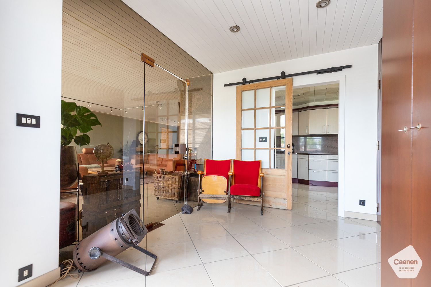 UNIEKE &amp; LUCHTIGE ALLEENSTAANDE WONING met 4 SLAAPKAMERS ,RUIME GARAGE en TUIN - foto 3