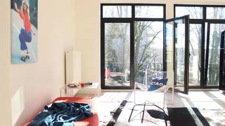 <strong>Prachtig 1-slaapkamer appartement in stijlvol gerenoveerd gebouw op toplocatie te Mortsel</strong><br /><br />Achter de aantrekkelijke gerenoveerde fifties gevel treft u dit stijlvolle en gezellige 1 slaapkamer appartement met klein maar zonnig terrasje.<br />De woon- en leefruimte geniet enorm veel lichtinval en kijkt uit over het ruim aangelegd groene plein.<br />De cosy zitruimte, sfeervolle eetplaats en strakke open ingerichte keuken (met vaatwasser) maken van dit trendy appartement een heerlijke plek om te vertoeven.<br />Achteraan dit appartement bevindt zich een mooie, ruime slaapkamer en tijdloze badkamer op slijtvast keramisch marmer, ingericht met lavabo en douche toilet en wasplaats.<br /><br />Het appartement is gelegen in een doodlopend gedeelte van één van de mooiste straten van Mortsel, met zicht over groen aangelegd plein.<br />Het station van Mortsel bevindt zich op 300 m. Met markt- en stadsplein, openbaar vervoer, winkels en resto's op wandelafstand.<br /><br />Bijzonderheden:<br />* Totale renovatie van fifties gebouw °1958 | architect J. Bogaerts<br />* Klein gebouw met 3 gerenoveerde appartementen | lage algemene kosten<br />* Veel lichtinval<br />* Parketvloeren<br />* Ingerichte keuken met composieten werkblad en voorzien van alle toestellen.<br />* Blanco attest van elektriciteit<br />* Berging met aansluiting voor wasmachine<br />* Geïsoleerd dak conform de laatste nieuwe normen<br />* Ruime privatieve kelderberging aanwezig<br />* Grote gemeenschappelijke kelder voor vuilnis etc ook aanwezig<br />* Voor het gebouw mogelijkheid tot stallen van een fiets<br /><br />Voor meer informatie of een afspraak ter plaatse, ga naar www.vbvastgoed.be of bel ons 03 337 50 70.