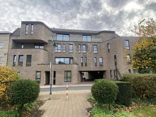 LUXUEUS, RECENT EN ENERGIEZUINIG GELIJKVLOERSAPPARTEMENT 111M² MET 2 SLAAPKAMERS, GROOT ZUID-GEORIËNTEERD TERRAS, BINNEN-AUTOSTAANPLAATS,...