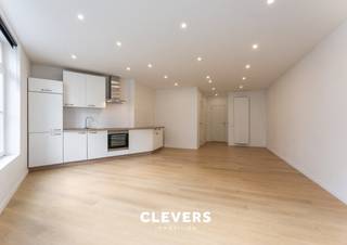 Ontdek deze gerenoveerde studio in het kloppende hart van Oostende, waar stedelijke flair hand in hand gaat met ontspanning aan de kust. Of je nu...