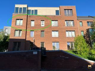 <p><span>Recent en energiezuinig 1 slaapkamer appartement op uiterst centrale locatie</span></p><p><span> </span></p><p><span>Ontdek dit quasi nieuwbouwappartement met één slaapkamer, gelegen in het hart van Hasselt, <br />in de gegeerde wijk Quartier Bleu. Dit modern appartement, gebouwd in 2020, combineert <br />hedendaags comfort met een uitstekende ligging.</span></p><p><span>Bij het betreden van het appartement valt meteen de hoogwaardige afwerking en het gebruik<br />van de nieuwste technieken op. Zo geniet je van aangename vloerverwarming op basis van <br />een energiezuinige warmtepomp, wat zorgt voor optimaal wooncomfort en lage energiekosten. <br />Daarnaast is het appartement uitgerust met een ventilatiesysteem voor een gezond binnenklimaat.</span></p><p><span>De inrichting is hedendaags en strak, met een warme uitstraling die meteen een thuisgevoel creëert. <br />Dankzij de grote raampartijen is het appartement bovendien bijzonder lichtrijk.</span></p><p><span>De stijlvolle keuken is volledig geïnstalleerd en voorzien van alle nodige toestellen, <br />waaronder een vaatwasser, keramische kookplaat, koelkast en dampkap. <br />Ideaal voor wie graag kookt in een moderne en praktische omgeving.</span></p><p><span>Dankzij de centrale ligging in Quartier Bleu bevind je je op wandelafstand van winkels, <br />restaurants en het bruisende stadsleven van Hasselt.</span></p><p><span>Dit appartement vormt de ideale uitvalsbasis voor een jonge starter of een investeerder op zoek<br />naar een mooi rendement.</span></p><p><span> </span></p><p><span>Het gebouw beschikt over een gemeenschappelijke fietsenberging.</span></p><p><span>Binnen het gebouw zijn er nog autostaanplaatsen vrij aan te kopen. </span></p>