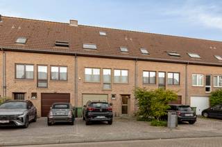 Op zoek naar een woning met uniek karakter, ruimte en een uitstekende ligging? Deze verzorgde split-level woning in de rustige en residentiële wijk Rietschoorvelden combineert comfortabel wonen met een vlotte bereikbaarheid. De buurt staat bekend om haar rustige woonstraten, nabijheid van winkels, scholen, openbaar vervoer en belangrijke invalswegen. <br />De woning verwelkomt u met een inkomhal met apart toilet die toegang geeft tot de verschillende leefniveaus. De lichtrijke woonkamer vormt het hart van de woning en geniet van een aangename verbinding met de eetruimte en keuken. Dankzij de split-level indeling ervaart u een bijzonder gevoel van ruimte en openheid.<br />Verder beschikt de woning over meerdere volwaardige slaapkamers, een thuiswerkplek of extra slaapkamer, een praktische badkamer, voldoende bergruimte en een aangename tuin waar u in alle rust kunt genieten van het buitenleven. Een garage en/of parkeerfaciliteit met laadpaal vormt een extra troef in deze gezochte woonomgeving. Zonnepanelen zijn voorzien!<br /><br />Troeven van deze woning:<br /><br />Unieke split-level architectuur<br />Ruime en lichtrijke leefruimtes<br />Meerdere slaapkamers<br />Aangename tuin<br />Rustige, kindvriendelijke woonwijk<br />Nabij scholen, winkels en openbaar vervoer<br />Vlotte verbinding naar Antwerpen en omliggende gemeenten<br />Rietschoorvelden wordt door bewoners gewaardeerd om zijn rustige karakter, goede bereikbaarheid en nabijheid van parken en dagelijkse voorzieningen. <br /><br />Interesse? Contacteer ons vandaag nog voor een bezoek en ontdek zelf het potentieel van deze aantrekkelijke woning in één van de meest geliefde buurten van Merksem.
