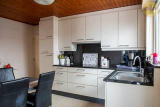 <strong>Op een rustige ligging nabij het centrum van Dessel, vind je deze verzorgde gelijkvloerse woning. Een plek  waar je in alle privacy kan genieten van het uitzicht op de tuin.</strong><br /><br />Via de inkomhal kom je in de leef- en eetruimte, waar licht en ruimte samenkomen. Aansluitend vind je de veranda, een fijne plek waar binnen en buiten moeiteloos in elkaar overvloeien. De recent vernieuwde keuken is praktisch ingericht met aansluitend een koele berging. <br /><br />De woning telt drie slaapkamers, waaronder een masterbedroom met airconditioning. De badkamer is voorzien van een bad, douche en toilet.<br /><br />De garage met automatische poort biedt plaats voor één wagen en beschikt over een aansluiting voor de wasmachine. Via een extra poort naast de garage bereik je de tuin, met voldoende ruimte om een tweede wagen of mobilhome veilig binnen de omheining te parkeren.<br /><br />Verder zijn er een kelder en kruipkelder aanwezig, handig voor wie graag extra bergruimte heeft.<br /><br />De volledig omheinde tuin brengt rust en privacy. <br /><br /><strong>Extra’s</strong> zoals rolluiken (deels automatisch), een alarmsysteem, vloerverwarming en een kachel zorgen voor een comfortabel en veilig gevoel. De woning werd doorheen de jaren goed onderhouden en biedt een fijne basis om stap voor stap je eigen invulling aan te geven.<br /><br /><strong>Benieuwd of dit jouw plek kan worden?</strong><br />We nemen graag de tijd om je deze woning ter plaatse te laten ontdekken.<br />📞 014 84 83 69<br />✉️ info@sublimmo.be