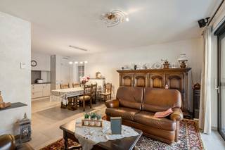 Instapklaar en vrij recent gelijkvloers appartement met o.a. 2 slaapkamers, terras, garagestaanplaats en kelderberging. Lift. Gemeenschappelijke kost = €178/maand, verwarming inbegrepen. ! Voor verdere info of afspraak bel 0473 33 33 35. Ontdek dit pand nu al via de interactieve grondplannen met foto's. Ga hiervoor naar www.wijns.be en klik op de detailpagina van dit pand.<br />