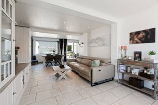<p>Te koop: ruim appartement in Oostende, gelegen in een groene en residentiële omgeving nabij openbaar vervoer, scholen en het station.</p>
<p>Dit appartement combineert een praktische indeling met comfortabele leefruimtes en een uitzonderlijk ruim terras van 62 m². De lichtrijke living sluit mooi aan op de volledig ingebouwde keuken, uitgerust met kwalitatieve toestellen voor wie graag kookt en geniet. Met twee slaapkamers en een extra ruimte biedt dit appartement voldoende ruimte voor gezinnen, koppels of wie extra hobby- of bureauruimte zoekt. Dankzij de vlotte bereikbaarheid, nabijheid van het park, ziekenhuis en belangrijke invalswegen woon je hier op een centrale maar rustige locatie in Oostende. Een interessante opportuniteit voor wie een appartement wil kopen met veel buitenruimte en een aangename woonomgeving.</p>
<p>• Lichtrijke living met aangename leefruimte<br />• Volledig ingebouwde keuken<br />• 2 volwaardige slaapkamers en een extra kamer die als dressing of bureau kan dienen<br />• Badkamer met douche, toilet en wastafel in meubel<br />• Groot terras van 62 m²</p>
<p>• Groen en residentieel gelegen in Oostende<br />• Zeer ruim terras met tal van mogelijkheden<br />• Centrale ligging nabij station, openbaar vervoer, scholen en ziekenhuis</p>
<p>Neem vandaag nog contact op met je ERA-makelaar voor een bezoek.</p>