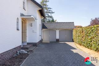 Zeer ruime gezinswoning met een uiterst gunstige centrale ligging op wandelafstand van het centrum van Bocholt.<br />Het perceel beschikt over een zuidwestelijke oriëntatie met een oppervlakte van precies 10 are 00 ca.<br />De woning werd doorheen de jaren zorgvuldig onderhouden en is uitermate geschikt voor het uitoefenen van een vrij beroep.<br />Inclusief de zolder geniet u van een totale bewoonbare oppervlakte van maar liefst 211m² (kelder niet meegerekend).<br />Daarnaast is er een EPC-label D waardoor er geen renovatieverplichting van toepassing is.<br /><br />Indeling:<br />Kelderverdieping:<br />+ Meerdere ruimtes (40m²)<br /><br />Gelijkvloers:<br />+ Inkomhal met vaste trap naar de eerste verdieping en kelder<br />+ Apart toilet <br />+ Bureelruimte<br />+ Leefruimte in L-vorm met een inbouwcassette (hout)<br />+ Eetkamer met zicht op de tuin<br />+ Keuken <br /><br />1ste verdieping:<br />+ Nachthal<br />+ Apart toilet<br />+ Badkamer met douche<br />+ 4 ruime slaapkamers<br /><br />2de verdieping:<br />+ Toegankelijk met uitrekbare trap<br />+ Tussenruimte<br />+ 2 ruime slaapkamers<br /><br />Tuin:<br />+ Overdekt terras aan de linkerzijde van de woning<br />+ Ruim terras aan de achterzijde<br />+ Dubbele garage <br />+ Voorzien van struikgewas en grasperken met een ruime oprit aan de rechterzijde van de woning.<br /><br />Ben jij op zoek naar een ruime gezinswoning met een zeer centrale ligging te Bocholt?<br />Neem contact met ons op en we helpen u graag dichtblij verder!