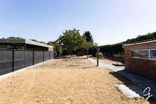 TE KOOP IN ZELE: Op een uitstekende en groene locatie, vlak bij de Gratiebossen in Zele, bevindt zich deze halfopen bebouwing op een ruim perceel van maar liefst bijna 2.000 m². De woning biedt een mooie combinatie van rust, ruimte en tal van mogelijkheden.<br /><br />De woning is te renoveren, waardoor u de kans krijgt om ze volledig naar eigen smaak en wensen in te richten. Bovendien zijn de keuken en badkamer reeds vernieuwd, wat meteen een belangrijke meerwaarde vormt.<br /><br />Binnen beschikt de woning over drie slaapkamers en een ruime zolderverdieping die nog heel wat potentieel biedt. Afhankelijk van uw wensen kan deze ruimte worden ingericht als extra slaapkamer(s), bureau, hobbyruimte of polyvalente leefruimte.<br /><br />Ook buiten heeft deze eigendom heel wat te bieden. De grote tuin en het uitzonderlijk ruime perceel zorgen voor een zee van ruimte, privacy en een aangenaam groen gevoel. De nabijheid van de Gratiebossen maakt deze woning bovendien bijzonder aantrekkelijk voor natuurliefhebbers en wie graag in een rustige omgeving woont.<br /><br />Kortom, een woning met een uitzonderlijk perceel, een prachtige groene ligging en veel renovatiepotentieel, ideaal voor wie op zoek is naar ruimte en de woning volledig naar eigen hand wil zetten.<br /><br />Contacteer Wolf op 0498 54 06 90 of mail naar wolf@cornelis-goeman.be voor een afspraak.