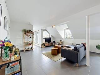 Indeling van het appartement:- inkomhal met toilet met handwasser- ruime leefruimte (37m²)- volledig geïnstalleerde open keuken- zuid-gericht terras (6m²) - badkamer (7m²) met bad, douche en dubbele lavabo - slaapkamer 1 (11m²) - slaapkamer 2 (18m²) - slaapkamer 3 (18m²) - berging 1 (7m²) met mogelijkheid tot aansluiten wasmachine en droogkast - berging 2 (7m²) - ruime zolderberging (30m²) Wij bieden dit appartement aan voor een tijdelijke huurperiode, met als uiterste einddatum 1 februari 2028.Algemeen: - gemeenschappelijke (vaste) kosten: €75,00 per maand- beschikbaarheid: 01/08/2026 tot 01/02/2028- garagebox inbegrepen- gemeenschappelijke fietsenbergingInteresse? Vraag snel een bezoek aan via www.dewaele.com!