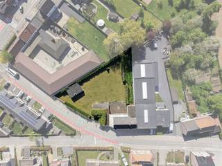 <p>Ruim perceel bouwgrond van ca. 1.709 m² met ontwikkelingspotentieel</p><p>Op zoek naar een ruim perceel met tal van mogelijkheden? Deze eigendom biedt een perceel van maar liefst ca. 1.709 m² en vormt een interessante opportuniteit voor wie op zoek is naar bouwgrond of een locatie met ontwikkelingspotentieel.</p><p>Op het perceel bevindt zich momenteel een karaktervolle dorpswoning uit het begin van de 20ste eeuw, samen met verschillende bijgebouwen en een garage. De bestaande woning beschikt over een bewoonbare oppervlakte van ca. 186 m² en is grondig te renoveren.</p><p>De grootste troef van deze eigendom is echter het ruime perceel. Afhankelijk van de gewenste invulling en onder voorbehoud van de geldende stedenbouwkundige voorschriften en het verkrijgen van de nodige vergunningen, kunnen hier interessante mogelijkheden liggen voor herontwikkeling of het realiseren van een nieuw woonproject.</p><p>Hierdoor is het perceel interessant voor zowel particuliere kopers die ruim en toekomstgericht willen bouwen als voor investeerders of ontwikkelaars die de mogelijkheden van de site verder wensen te onderzoeken.</p><p><span>Troeven:</span><br />- Perceeloppervlakte van ca. 1.709 m²<br />- Interessant ontwikkelingspotentieel<br />- Bestaande woning en verschillende bijgebouwen<br />- Mogelijkheid tot renovatie, vervangingsbouw of herontwikkeling*<br />- Interessant voor particulier én ontwikkelaar<br />- Watertoets: perceelscore A – gebouwscore A</p><p><span>Bestaande toestand:</span><br />- Woning met ca. 186 m² bruto bewoonbare oppervlakte<br />- 3 slaapkamers<br />- Garage en verschillende bijgebouwen<br />- CV op mazout<br />- EPC-label F<br />- Elektrische installatie niet conform</p><p>-Elke toekomstige ontwikkeling, verkaveling, opsplitsing of nieuwbouw is afhankelijk van de geldende stedenbouwkundige voorschriften en het verkrijgen van de vereiste vergunningen. De koper dient zich hierover verder te informeren bij de bevoegde diensten.<br /><br />Meer informatie of de mogelijkheden van dit perceel bespreken?<br />Contacteer Els via 0496/10.65.76 of els@heritagevastgoed.be</p><p>Een uitzonderlijk ruim perceel voor wie vandaag wil investeren in de mogelijkheden van morgen.<br /> </p>