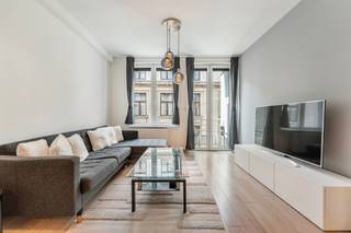 <p><span>Dit gemeubeld appartement is gelegen op de 3de verdieping van een goed onderhouden gebouw in het hartje van Antwerpen. Op wandelafstand vindt u onder meer de Meir, Groenplaats en de Kathedraal. </span></p><p><span> </span></p><p><span>U betreedt het appartement via de inkomhal met gastentoilet. Na de inkomhal komt u in de leefruimte terecht met open keuken. Verder is er nog een ruime slaapkamer met ensuite badkamer en een aparte berging met aansluiting voor wasmachine en droogkast. </span></p><p><span> </span></p><p><span>Beschikbaar: Onmiddellijk</span></p><p><span>Huurprijs: €1.050/maand + €100/maand gemeenschappelijke kosten. </span></p>