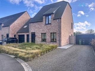 In een rustige, mooi gelegen verkaveling bevindt zich deze recente halfopen bebouwing (bouwjaar 2018). De woning combineert hedendaags comfort met...