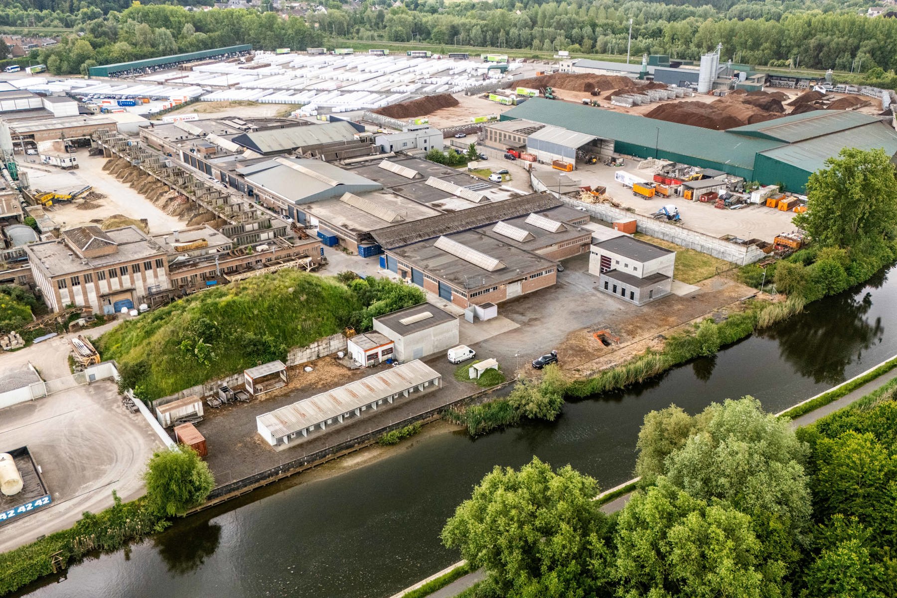 Gebouw met kantoren + woonst + loods op 3670 m2 - foto 3