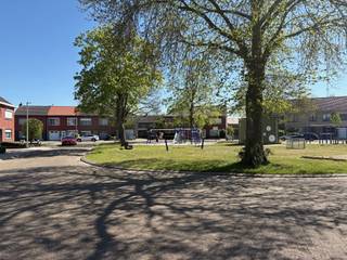 Kindvriendelijke ligging aan een groen speelplein in het centrum van Oud-Turnhout, kortbij scholen, winkels en sportcentrum. Ideale instapklare gezinswoning met garage, zonnige tuin met prachtig nieuw terras en de mogelijkheid tot 4 slaapkamers. Living met open geïnstalleerde keuken op mooie natuurstenen vloer met achterliggende veranda. Tevens een praktische ruime wasplaats voorzien van een douche en wastafel. Kelder is aanwezig. Leuk uitzicht op de nieuw aangelegde tuin dewelke nog voorzien wordt van (kunst)gras, een tuinberging en een prachtig groot nieuw terras voor heerlijke zomeravonden. Op de eerste verdieping vinden we 3 ruime slaapkamers, een apart nachttoilet en een nieuwe comfortabele badkamer met mooi ligbad, aparte douche en dubbele lavabo.
Via de derde slaapkamer is er een vaste trap naar de deels afgewerkte ruime zolder, dewelke al voorzien is van de nodige aansluitingen voor verdere uitbreiding. Kortom instapklare vernieuwde en energie zuinige familiewoning aan een kindvriendelijke speelplein met alle comfort. 
Troeven van de woning:
✔ Rustige centrumligging aan Sint Anna speelplein
✔ tot 4 slaapkamers mogelijk
✔ 2 badkamers, 2 toiletten
✔ inpandige garage
✔ Zeer energie zuinig (label B)
✔ met 11 zonnepanelen
✔ Conforme elektriciteit
✔ Nieuw aangelegde tuin en terras, zie foto impressie
✔ In centrum van Oud-Turnhout op wandel en fietsafstand van alle voorzieningen
Vermelde oppervlakten en afmetingen indicatief, conform EPC.


