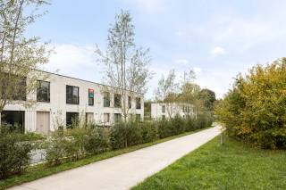 SCHRIJF JE IN VOOR HET EERSTE BEZOEKMOMENT VAN DINSDAG 3 NOVEMBER VIA ONZE WEBSITE!<br /><br />Ben jij op zoek naar een recente, energiezuinige woning met drie slaapkamers en alle moderne technieken in het centrum van Oudenaarde? Gevonden!<br /><br />De kwalitatieve materialen, de prachtig afgewerkte keuken, het energiezuinige karakter en de uitstekende ligging op amper 5 minuten wandelen van de Markt van Oudenaarde zijn maar enkele van de vele troeven die we hier terugvinden!<br /><br />INDELING:<br /><br />GLV: Je komt de woning binnen via de inkomhal met gastentoilet. Van hieruit heb je toegang tot de open leefruimte die naadloos overloopt in de mooie, volledig uitgeruste keuken. Dankzij het grote schuifraam met zicht op de onderhoudsvriendelijke tuin geniet de woning van heel wat natuurlijk licht. Naast de keuken bevindt zich bovendien een praktische berging.<br /><br />1eV: Op het eerste verdiep kom je boven in de nachthal. Van hieruit heb je toegang tot drie volwaardige slaapkamers en de mooi afgewerkte badkamer.<br /><br />TUIN: De onderhoudsvriendelijke tuin vormt de ideale plek om buiten te genieten zonder al te veel werk.<br /><br />Lijkt deze moderne en energiezuinige woning wel iets voor jou? Aarzel dan zeker niet en contacteer ons vandaag nog om een bezoek in te plannen!