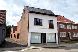 INSTAPKLARE GEZINSWONING MET ACHTERLIGGEND MAGAZIJN Deze half open woning kreeg recentelijk een complete make-over.  Op en top ingericht met...