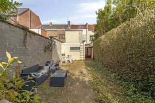 Indeling:Gelijkvloers: - inkomhal - studentenkamer 1 met eigen wastafel (14 m²) - gemeenschappelijke fietsenstalling - gemeenschappelijke keuken - gemeenschappelijke badkamer met douche, dubbele wastafel, toilet en wasmachine- veranda met toegang tot de tuin - grote gemeenschappelijke tuin Tussenverdieping 0-1:- studentenkamer 2 met eigen wastafel (14 m²) Eerste verdieping: - studentenkamer 3 met eigen wastafel (13 m²) - studentenkamer 4 met eigen wastafel (19 m²) Tweede verdieping:- studentenkamer 5 met eigen sanitair en kitchenette (30 m²) Troeven:- 5 vergunde studentenkamers - gemeenschappelijke fietsenstalling - op wandelafstand van campus Drie Eiken - campus Groenenborger en Middelheim op fietsafstand - ruime en zonnige tuin - Mobiscore 8,8/10 Bent u geïnteresseerd in studentenhuis te koop in Wilrijk? Aarzel dan niet om contact met ons op te nemen. Wenst u uw eigendom ook te koop of te huur te stellen? We helpen u graag verder. Steeds tot uw dienst om u verder te helpen met al uw vragen over vastgoed!