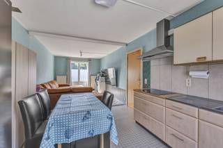 <p>Deze <strong>bijzonder ruime woning</strong> biedt <strong>uitzonderlijk veel mogelijkheden</strong> en is ideaal voor een groot gezin, een zelfstandige of een handige doe-het-zelver. Een grote troef is het <strong>achterliggende bijgebouw</strong>, ideaal als atelier of werkruimte.</p><p>Op het gelijkvloers bevinden zich een ontvangstruimte (ook geschikt als bureau), een apart toilet, een wasruimte, een trappenhal en een nog aan te sluiten lift. De grote ruimte biedt de mogelijkheid om een <strong>royale leefruimte met open keuken</strong> te creëren, met uitzicht op de binnentuin en het terras.</p><p>Verder beschikt de woning over een <strong>inpandige garage</strong> met smeerput, een kelder met cv-ruimte en extra bergruimte. Via de binnenkoer bereikt u het achterliggende bijgebouw.</p><p>De eerste verdieping omvat een leefruimte, keuken, apart toilet, badkamer met douche en <strong>twee volwaardige slaapkamers</strong>. Vanuit de zithoek heeft u toegang tot een <strong>zonnig terras</strong> over de volledige breedte van de woning.</p><p>Op de tweede verdieping bevinden zich een berging en <strong>twee ruime kamers</strong> die nog volledig naar eigen wens kunnen worden afgewerkt.</p><p>Dankzij de stevige betonnen gewelven en de vele ruimte biedt deze woning <strong>enorm veel potentieel</strong>. Bovendien geniet u van een <strong>centrale ligging</strong> op wandelafstand van winkels, scholen, zorgvoorzieningen en de wekelijkse markt.</p>