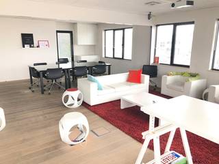Kantoor op absolute topligging op de splitsing tussen Kapelsesteenweg en Bredabaan.<br /><br />Oppervlakte : 117 m².<br />Ingemaakte kasten - Verlichting - Polybeton - Parket - Airco.<br />Kitchenette met frigo - afwasbak<br /><br />1 parkeerplaats. <br />Algemene onkosten : € 95 per maand.<br /><br />Overname interieur : € 10.000 anders casco