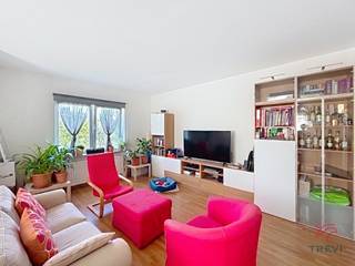 <p><strong>AUDERGHEM </strong>– Dans le quartier Transvaal, à 2 pas du Parc du Rouge-Cloître et de la Forêt de Soignes, dans un quartier résidentiel et calme, à proximité de nombreux commerces et des transports, appartement de ±113m² habitables au 4<sup>e</sup> étage composé d’un hall d’entrée avec une toilette séparée, un living de ±47m² avec accès terrasse de ±7,5m² exposée SUD, une cuisiné séparée full équipée ( four, taques, hotte, frigo/congélateur, lave-vaisselle) et un accès buanderie avec connexion machine, hall de nuit avec chambre de ±10m² avec petit balcon, chambre de ±13,5m², salle de bain (baignoire, douche, évier), cave et parking inclus dans le loyer. Provision pour charges de 190€/mois (eau froide, communs). PEB C ! Disponible pour le 01/08/2026. Mesures données à titre indicatif.</p>
<p><u>Au 4<sup>e</sup> étage</u> :</p>
<ul>
<li>Hall d’entrée avec toilette séparée</li>
<li>Living de ±47m² (6,8 x 6,8) avec terrasse de ±7,5m² exposée SUD</li>
<li>Cuisine séparée full équipée (four, taques, hotte, frigo/congélateur, lave-vaisselle) et accès buanderie avec connexion machine</li>
<li>Hall de nuit</li>
<li>Chambre de ±10m² (2,8 x 3,5) avec petit balcon</li>
<li>Chambre de ±13,5m² (3,76 x 3,6)</li>
<li>Salle de bain (baignoire, douche, évier)</li>
</ul>
<p>Cave n° 4C16</p>
<p>Parking inclus dans le loyer n°4P28</p>