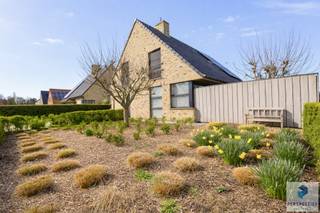 Deze instapklare villa op een perceel van 734 m² is uiterst centraal gelegen. Er is een vlotte verbinding met uitvalswegen, scholen en...