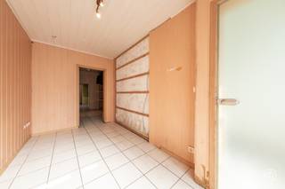Vandaag nemen we je mee naar deze te renoveren rijwoning in het centrum van Bornem. Winkels, openbaar vervoer en scholen bevinden zich op wandelafstand. <br /><br />We komen binnen via een inkomhal die toegang geeft tot de woonkamer met aansluitend meerdere ruimtes die je kan renoveren tot keuken en eetruimte.<br />Verder bevindt er zich op het gelijkvloers een gastentoilet.<br /><br />Wanneer we de trap naar boven nemen bereiken we de eerste verdieping die toegang geeft tot de eerste slaapkamer. In de badkamer vinden we een douche in bad en een lavabo terug. Verder voorziet de eerste verdieping in een tweede toilet.<br /><br />Alsook een keuken kunnen we terugvinden op deze verdieping.<br /><br />Verder vinden we een tweede slaapkamer terug op de tweede verdieping die je kan bereiken via een vaste trap.<br /><br />Bovendien is er een aangename tuin met terras aanwezig waar je aangenaam kan genieten van een aperitiefje.<br />De tuin kan je ook via een trap vanop de eerste verdieping bereiken.<br /><br />Mits het plaatsen van een gascondensatieketel, kan je het EPC-label D bereiken.<br /><br />Heb je interesse in deze te renoveren woning?<br />Neem gerust contact op via roy@julimmo.be of 0498 62 74 71.