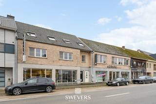 Interesse? Meer informatie op www.SWEVERS.be. - Deze opbrengsteigendom aan de G. Gezellelaan in Heusden-Zolder ligt op een centrale,...