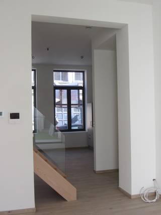 Dit duplex appartement bevindt zich op het gelijkvloers + de 1e verdieping in een kleinschalig gebouw met slechts 4 woonentiteiten. Het gaat om een totaalvernieuwbouw van het voormalige gebouw "drukkerij De Haes" gelegen in een rustige verbindingsstraat (autoluw) tussen de IJzerenleen en Bruul, pal in het centrum van Mechelen.<br />Dit 2-SLK appartement heeft een bewoonbare oppervlakte van 80m² en is praktisch ingedeeld.<br />Indeling GLVL: inkomhal, leefruimte, volledig ingerichte open keuken, verhard terras (8m²), privé-tuin (16m²).<br />Het gelijkvloers heeft een "herenhuis" gevoel dankzij een vrije plafondhoogte van maar liefst 3,65m.<br />Indeling 1e verdieping: nachthal, berging/wasplaats, badkamer met lavabomeubel en inloopdouche, toilet, 2 slaapkamers.<br />EPB voorberekening: energielabel A<br />E-Peil: E64<br />Geen huisdieren, geen rokers.<br />Beschikbaar vanaf 01/12/2025.<br />Huurprijs: 1210€/maand - GEEN MAANDELIJKSE GEMEENSCHAPPELIJKE KOSTEN!<br />Huurwaarborg: 3 maanden.<br />Voor meer info en/of een bezoek ter plaatse kan u contact opnemen met Anne Raets (0471/57 12 13) of info@buro14.be.