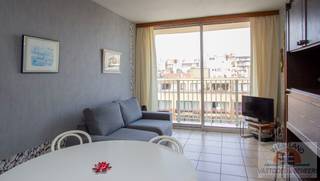 Bent u op zoek naar een appartement dat u volledig naar eigen smaak kunt opfrissen? Dan is dit verzorgde 1-slaapkamerappartement zeker een bezoek waard.<br />Gelegen in een nette en goed onderhouden residentie geniet dit appartement van een aangename lichtinval, wat zorgt voor een ruim en gezellig gevoel. Dankzij de praktische indeling biedt het bovendien de mogelijkheid om een extra slaaphoek te creëren, waardoor het appartement plaats kan bieden aan meerdere personen. Dit maakt het bijzonder interessant als investering voor vakantieverhuur, maar uiteraard ook ideaal als eigen verblijf of tweede verblijf aan zee.<br />Als extra troef is er de mogelijkheid om een garage afzonderlijk bij aan te kopen, wat zorgt voor extra comfort en een belangrijke meerwaarde.<br />Troeven:<br />- Verzorgde residentie<br />- Veel natuurlijke lichtinval<br />- Op te frissen naar eigen smaak<br />- Mogelijkheid tot creëren van een slaaphoek<br />- Interessant voor vakantieverhuur of eigen gebruik<br />- Garage afzonderlijk bij aan te kopen<br />Bent u op zoek naar een appartement met tal van mogelijkheden? Contacteer ons vandaag nog voor meer informatie of een bezoek ter plaatse.