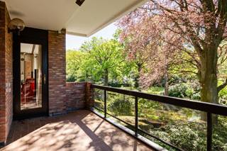 <p><span> </span></p><p><span>Cette propriété d'exception se compose d'un grand appartement (env. 260 m²) au premier étage et d'un deuxième appartement, plus petit (env. 115 m²), situé au rez-de-chaussée, dans le domaine Eikendael.</span></p><p><span> </span></p><p><span>Appartement de type villa au 1er étage</span></p><p><span>Grâce à sa grande surface habitable ainsi qu’à son accès direct (seul appartement à cet étage), ce logement offre le confort d’une villa au sein de ce domaine exclusif de Brasschaat. Vous entrez dans l’appartement par le hall d’entrée qui donne accès aux différentes pièces de vie. Côté jardin, on trouve un salon, une salle à manger centrale et un salon ou une bibliothèque. Cuisine très spacieuse avec coin petit-déjeuner et arrière-cuisine. Chambre principale avec dressing et salle de bains spacieuse. Pièce séparée, pouvant servir de chambre d’amis ou de dressing supplémentaire. Toilettes pour invités et une ancienne salle de douche pouvant servir de buanderie ou de débarras. </span></p><p><span> </span></p><p><span>Grandes terrasses (environ 60 m²)</span></p><p><span>Plusieurs terrasses entourent l’appartement, vous permettant de profiter toute la journée du parc.</span></p><p><span> </span></p><p><span>Maison d'hôtes</span></p><p><span>Au rez-de-chaussée se trouve un appartement aménagé en maison d’hôtes et pouvant servir de logement pour le personnel résidant sur place, d’hébergement pour les invités ou d’espace de loisirs et de détente. Cet appartement comprend actuellement un espace bien-être avec notamment un sauna, une salle de loisirs ou un atelier, une salle de bains, une kitchenette et deux chambres d’amis. À l'avant se trouve un balcon, tandis qu'à l'arrière, une grande terrasse donne sur le jardin.</span></p><p><span> </span></p><p><span>Garage</span></p><p><span>Dans le parking souterrain, un double garage est disponible, pouvant accueillir deux voitures, ainsi que trois débarras situés à l'arrière, utilisés comme cave à vin et espace de rangement. Le supplément pour l'achat de ce double garage et des débarras s'élève à € 60 000,-</span></p><p><span> </span></p><p><span>Particularités</span></p><p><span>Cette propriété exclusive a été entièrement rénovée en 2005 et aménagée avec des matériaux haut de gamme. Sous réserve de quelques travaux de modernisation, cet appartement vous offre tout le luxe, l’espace et le confort que vous pouvez souhaiter.</span></p><p><span>Les possibilités sont nombreuses : vous pouvez l'aménager en appartement de luxe avec un espace de détente ou une maison d'hôtes séparée, ou encore y prévoir un espace pour du personnel résidant sur place ou pour la famille. Il est également envisageable de diviser les appartements en deux logements distincts.</span></p><p><span>Appartement de la villa : label EPC A (90 kWh), appartement de la maison d'hôtes : label EPC C (207 kWh)</span></p><p><span> </span></p><p><span>Pour plus d'informations, veuillez contacter notre agence</span></p>