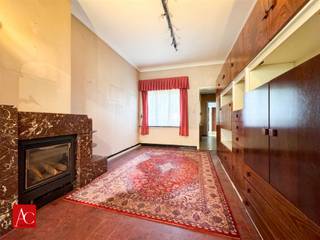 <p><strong>Kom deze charmante woning in Burcht verkennen, met heel wat renovatie potentieel.</strong></p><p>Dit aantrekkelijke woonhuis biedt een perfecte basis voor wie de handen uit de mouwen wil steken. Aan ruimte en functionaliteit geen gebrek, met een <strong>bewoonbare oppervlakte van 128m² en een grondoppervlak van 225m²</strong>, vormt dit de ideale woning voor jonge gezinnen. </p><p>De eigendom beschikt over <strong>4 opmerkelijk ruime slaapkamers</strong> en <strong>1 badkamer</strong>, twee op de eerste verdieping en twee op de zolderverdieping, die overigens via een vaste trap toegankelijk is.</p><p>Het pand kenmerkt zich door zijn <strong>veelzijdigheid, de mooie tuin met groene omkadering en de uitstekende ligging - rustig en toch vlakbij de E17 en E34</strong>. </p><p>Kortom, een zeer mooie kans voor wie een woning naar eigen smaak wil verbouwen.</p><p>Contacteer ons en plan meteen uw plaatsbezoek in!</p>