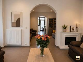 <p><span>Instapklare gerenoveerde stadswoning met 3 slaapkamers, 2 badkamers,<br />tuin en zonnepanelen</span><span><br /><br />Deze volledig gerenoveerde stadswoning biedt een perfecte combinatie van comfort, <br />ruimte en energiezuinig wonen, en is ideaal voor gezinnen of koppels die op zoek zijn <br />naar een instapklare woning in de stad.<br /><br />Bij het binnenkomen wordt u verwelkomd in een ruime en lichtrijke leefruimte met een <br />gezellig salon en een aansluitende eetkamer.<br /><br />Aansluitend bevindt zich de grote, volledig uitgeruste leefkeuken, die uitkijkt op <br />de zonnige tuin. De tuin is een echte troef en beschikt over een praktische tuinberging én <br />een achterpoortje dat toegang geeft tot een achterliggend steegje.<br /><br />Op de eerste verdieping vindt u twee volwaardige slaapkamers, waarvan één met een <br />ensuite badkamer. De tweede verdieping biedt een derde slaapkamer en een extra badkamer,<br />wat zorgt voor optimaal comfort en privacy. <br /><br />Verder beschikt de woning over een kelder, ideaal voor extra bergruimte.<br /><br />Extra troeven:</span></p><ul><li><span>Volledig gerenoveerde woning</span></li><li><span>EPC: C (geen renovatieplicht)</span></li><li><span>3 ruime slaapkamers</span></li><li><span>2 badkamers</span></li><li><span>Zonnige tuin met achteruitgang</span></li><li><span>Zonnepanelen (energiezuinig wonen)</span></li><li><span>Airconditioning aanwezig</span></li><li><span>Verwarming op gas</span></li><li><span>PVC ramen</span></li><li><span>Kelder aanwezig</span></li></ul><p><span><br />Kortom, een moderne en energiezuinige woning met alle comfort, gelegen op een <br />aantrekkelijke locatie.</span></p>