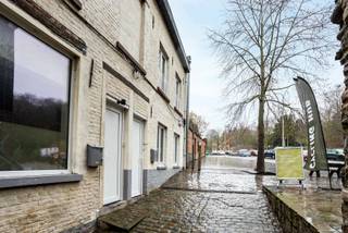 TE KOOP IN GERAARDBERGENIn het centrum van Geraardsbergen bevindt zich deze volledig gerenoveerde en instapklare woning. Dankzij de centrale ligging...