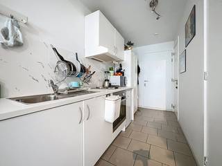 De studio te koop in de Parktoren aan de Ellermanstraat heeft een bewoonbare oppervlakte van ca 32 m². De bereikbaarheid wordt gegarandeerd door het openbaar vervoer en de belangrijke invalswegen die vlakbij zijn gelegen. Winkels en scholen bevinden zich op wandelafstand.Indeling:- ingerichte keuken- leefruimte met slaaphoek en bureau- badkamer met lavabo, toilet en douche- berging- terras van ca. 5 m²Troeven:- EPC label A- recent gebouw- ideaal als investering of voor starters!- liftDeze studio wordt te koop aangeboden voor een vraagprijs van 149.000 euro.Bent u geïnteresseerd in een appartement of woning te koop in Antwerpen? Aarzel dan niet om ons te contacteren. Had u graag uw eigen eigendom te koop aangeboden contacteer ons dan voor een vrijblijvende schatting, telefonisch op het nummer 03/206.76.76 of per mail naar antwerpen@dewaele.com.Ook voor alle andere vragen omtrent vastgoed kan u steeds bij ons terecht!