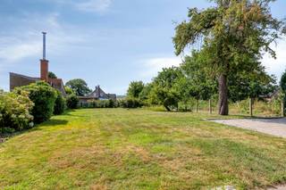 <p><span> </span></p><p><span>Instapklare, goed onderhouden zeer ruime woning met 4 tot 7 slaapkamers, ook geschikt als kangoeroewoning.</span></p><p><span> </span></p><p><span>Op zoek naar een ruime woning rustig gelegen ?</span></p><p><span>Welkom in het groene Vrebos tussen Kortenberg enTervuren!</span></p><p><span> </span></p><p><span>Deze woning biedt veel flexibiliteit en verschillende mogelijkheden voor uw gezin dankzij: </span></p><p><span> </span></p><p><span>2 aparte ingangen.</span></p><p><span>2 keukens.</span></p><p><span>2 leefruimtes.</span></p><p><span>2 badkamers, mogelijkheid voor een derde op het gelijkvloers.</span></p><p><span>4 slaapkamers waarvan 2 op het gelijkvloers en gemakkelijke inrichting voor 3 bijkomende slaapkamers.</span></p><p><span>1 grote zolder toegankelijk via vaste trap waar nog bijkomende slaapkamers mogelijk zijn.</span></p><p><span>3 garages en plaats voor een 4 tal auto's buiten.</span></p><p><span> </span></p><p><span>De twee gedeelten van de woning zijn direct bewoonbaar!</span></p><p><span> </span></p><p><span>Extra's:</span></p><p><span>Mooi zuidgericht terras en tuin van 400 m².</span></p><p><span>Regenwatertank van 14.000 l aangesloten op WC beneden.</span></p><p><span>Elektriciteit is conform.</span></p><p><span>Dak is vernieuwd en geïsoleerd.</span></p><p><span>EPC D, score 310 kWh, geen energetische renovatieverplichting. </span></p><p><span> </span></p><p><span>Meer info's en bezoek om het potentieel van dit pand te ontdekken: 0479/736 636</span></p><p><span> </span></p><p><span> </span></p>