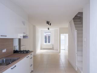 <strong>Instapklare</strong><strong> stadswoning met EPC B-score nabij Gent centrum</strong><br /><br /><em>Voor bezoekaanvragen, mail naar info@carloeggermont.be</em><br /><br />Deze rijwoning is <strong>rustig gelegen</strong> in een <strong>doodlopende straat</strong> nabij het Fonteineplein, <strong>op fietsafstand van het historisch centrum</strong>, de Bourgoyen en de Watersportbaan. Winkels, scholen en openbaar vervoer bevinden zich vlakbij.<br /><br />De woning werd <strong>grondig gerenoveerd</strong> en biedt een <strong>bruikbare vloeroppervlakte van ca. 105 m²</strong>. Dankzij het vernieuwde dak (2018), geïsoleerde voor- en achtergevel en recente dubbele beglazing behaalt de woning een <strong>gunstig EPC-label B (167 kWh/m² jaar)</strong>. Ook keuken, badkamer en schilderwerken werden recent vernieuwd.<br /><br /><strong>De indeling</strong> omvat een inkomhal, leef- en eetruimte, open keuken, douchekamer met toilet en toegang tot de kelder. Op de eerste verdieping bevinden zich twee slaapkamers waarvan één is ingericht als dressing-/bureauruimte. De tweede verdieping biedt een zeer ruime multifunctionele kamer onder de nok.<br /><br /><strong>Een ideale starterswoning of interessante investering op een vlot bereikbare locatie nabij het Gentse stadscentrum.</strong><br /><em>(Elektrische keuring in opmaak)</em>