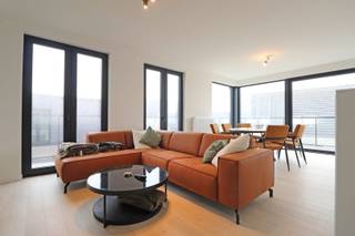 Prachtige penthouse met grote glaspartijen en ruim terras in hartje Pittem.De woonst bevindt zich in de stijlvolle residentie Maison Charbon.Het...